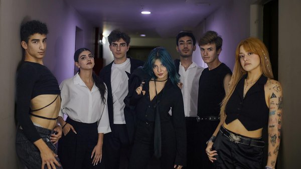 Unlock the secrets to expertly mixing prints: key tips for fashionable clash-free outfits