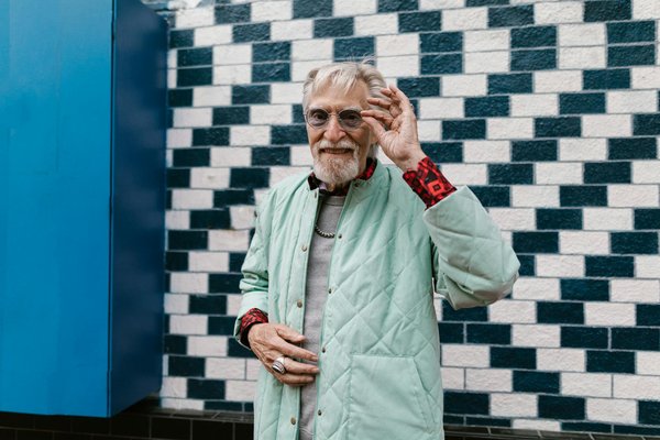 Where can women shop for vintage fashion in the UK?